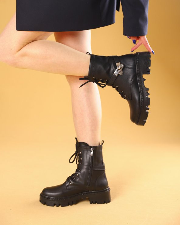 Vilendo Siyah Renkli Kemer Desenli Kadın Kışlık Bot