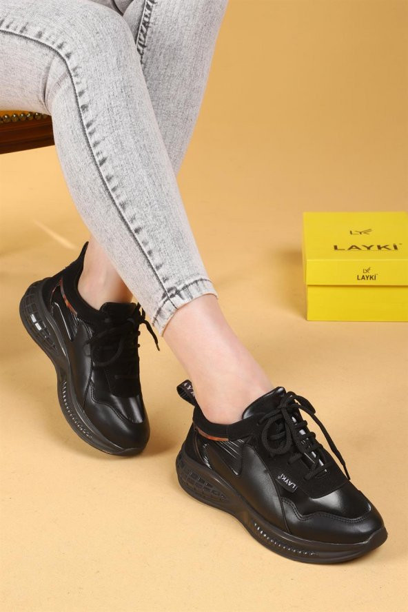 Miora Siyah Renkli Şeffaf Tabanlı Paraşüt Kumaşlı Kışlık Kadın Yürüyüş Ayakkabısı