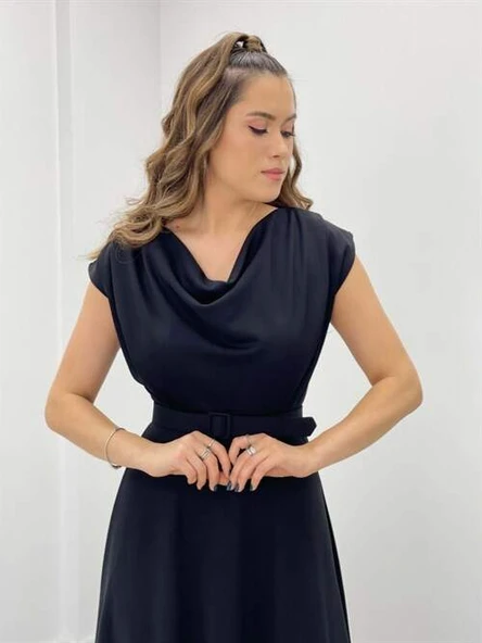Krep Kumaş Degaje Yaka Elbise - SİYAH - 4