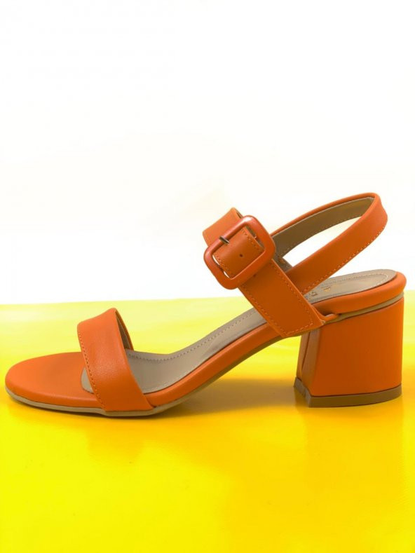 Basskan Sony Turuncu Renkli Toka Detaylı Sandalet Topuklu Ayakkabı