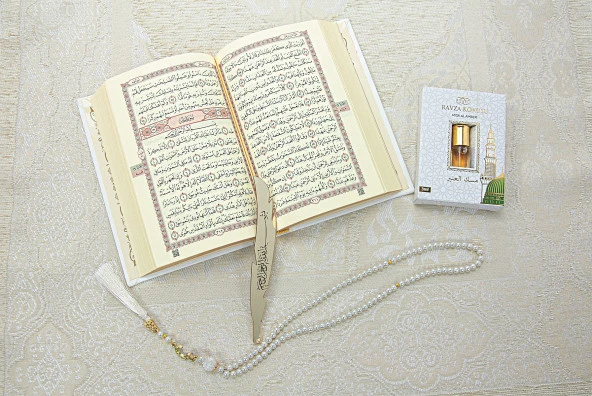 Gelin Bohçasına Uygun Hediyelik Medine Hatlı Kuranı Kerim ve Çeyizlik Seccade Seti Beyaz - Resim 4