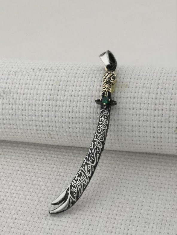 La Feta İlla Ali La Seyfe İlla Zülfikar Yazılı Yeşil Taşlı 925 Ayar Gümüş Kolye Ucu ürün görseli