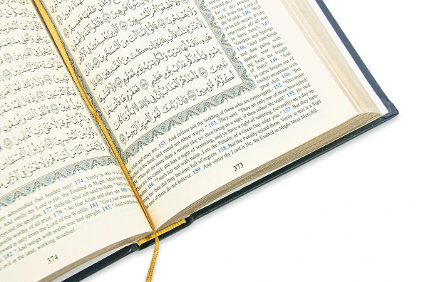 İngilizce Mealli Medine Hatlı Kuranı Kerim ve Seccade Seti Siyah - Resim 3