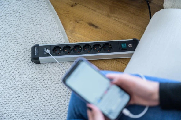 Brennenstuhl Premium-Alu-Line 6 Soketli 2 Adet 3.1 Hızlı Şarj USB' li Uzatma Priz Anahtarlı 3 Metre - 6