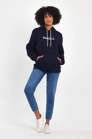 Kadın Kapşonlu Rahat Kalıp İçi Polarlı 3 iplik W. Brooklyn Baskılı Swetashırt spr24swk04