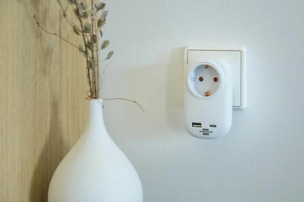 Brennenstuhl Premium Serisi Tek Soketli 18W Hızlı Şarj Özellikli 1 Typ-C + 1 USB' li Şarj Korumalı Priz - 3