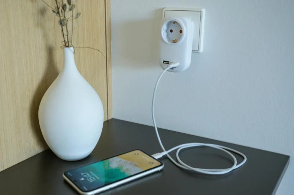 Brennenstuhl Premium Serisi Tek Soketli 18W Hızlı Şarj Özellikli 1 Typ-C + 1 USB' li Şarj Korumalı Priz - 4