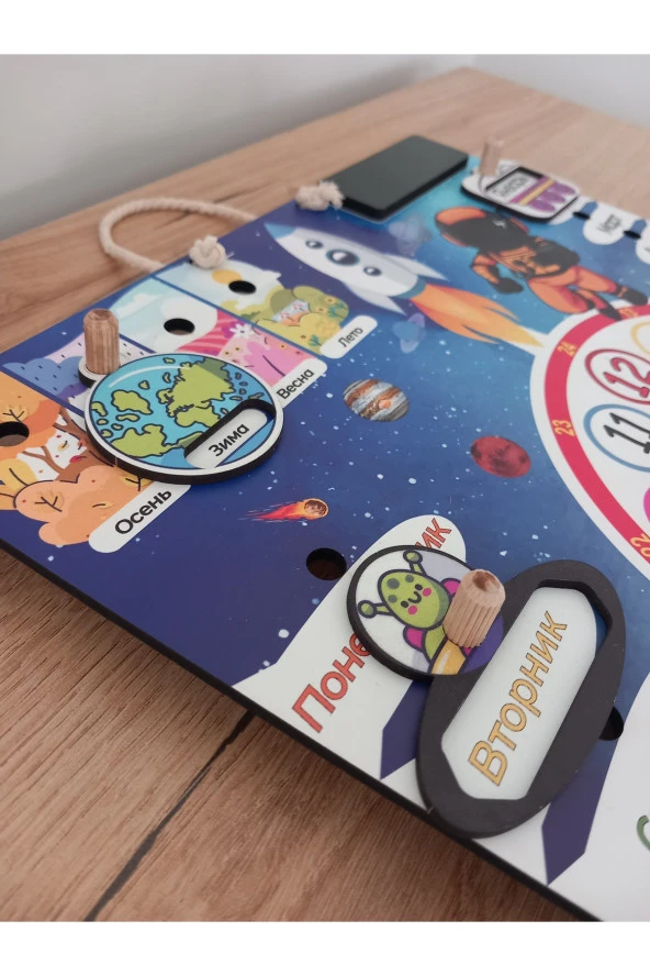 Rusça Mekanizmalı Uzay Temalı Montessori Duvar Takvimi Aylar , haftanın günleri ve mevsimler - 2