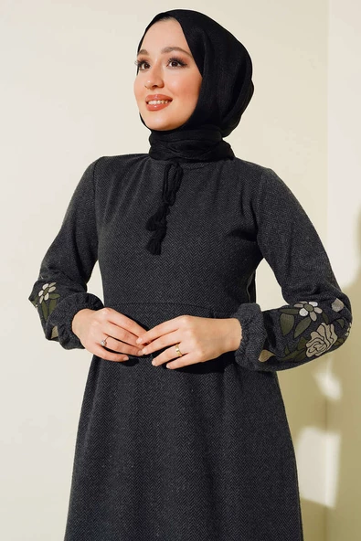 Zikzak Çizgili Kolu Nakışlı Elbise Füme - 2
