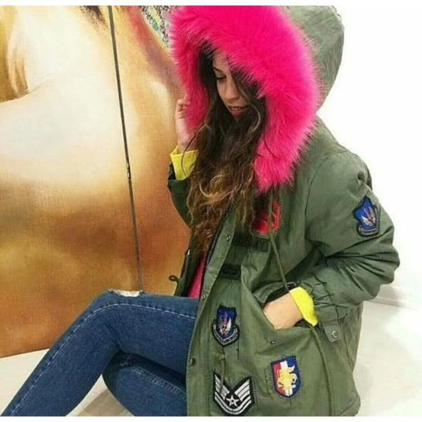 Pembe Kürklü Yeşil Kalın Logolu Kapüşonlu Kadın Askeri Mont Kaban - 2