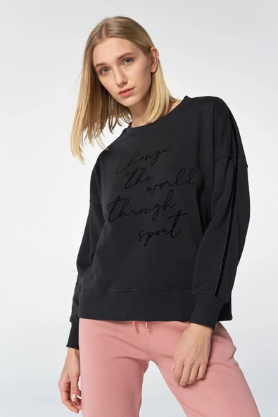 Hummel 921655-2001 Siyah Önü Yazılı Bisiklet Yaka Kadın Sweat