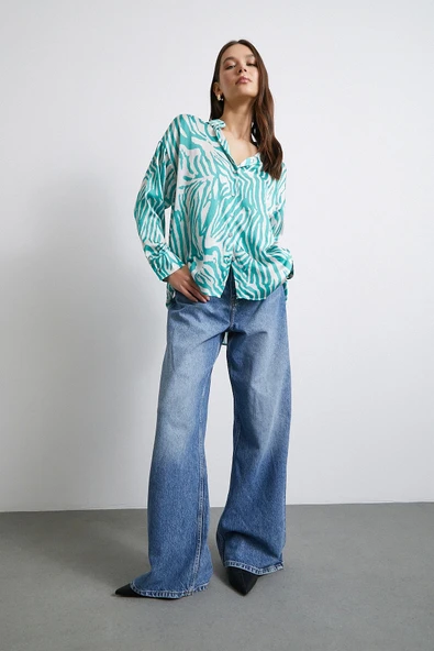 Zebra Desen V Yaka Saten Gömlek Yeşil - Resim 2