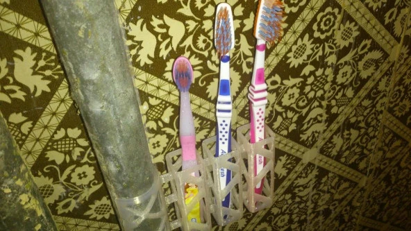 Diş Fırçaları İçin Tutucu Plastik Aparat