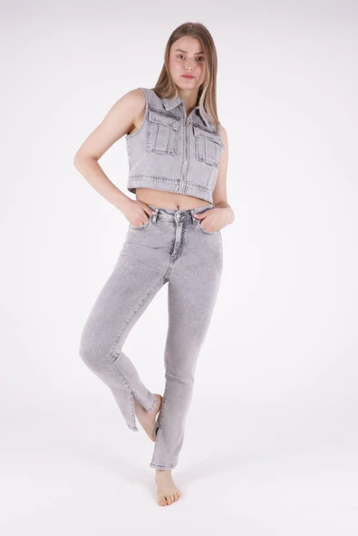 Paçaları Yırtmaç Detaylı Yüksek Belli ve Cepli Normal/Basic Jean Kadın Kot Pantolon Açık Gri Kar