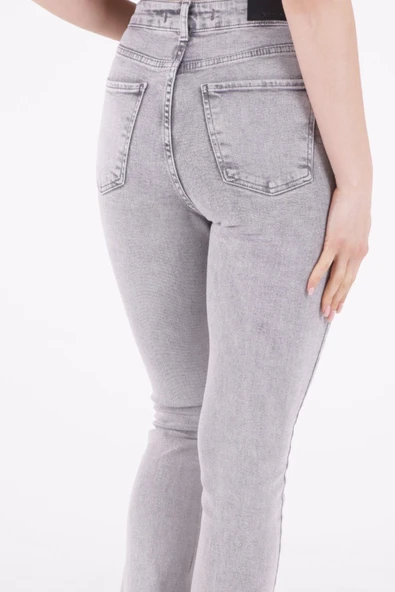 Paçaları Yırtmaç Detaylı Yüksek Belli ve Cepli Normal/Basic Jean Kadın Kot Pantolon Açık Gri Kar - 5