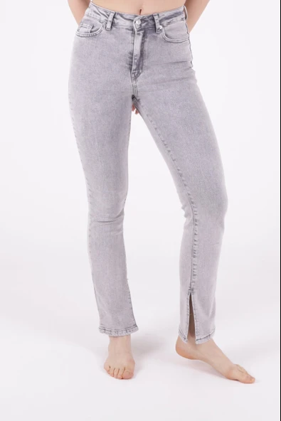 Paçaları Yırtmaç Detaylı Yüksek Belli ve Cepli Normal/Basic Jean Kadın Kot Pantolon Açık Gri Kar - 2