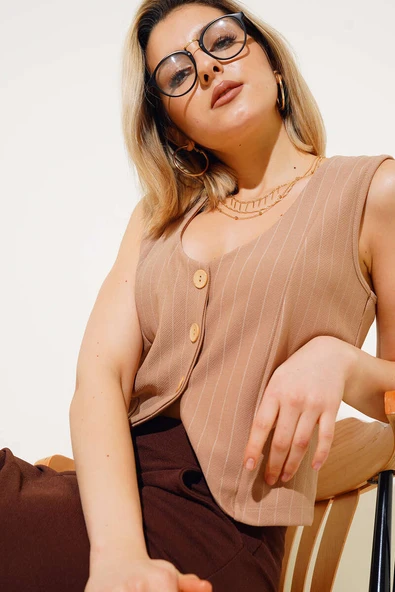 İnce Çizgili Kısa Yelek Latte ürün görseli