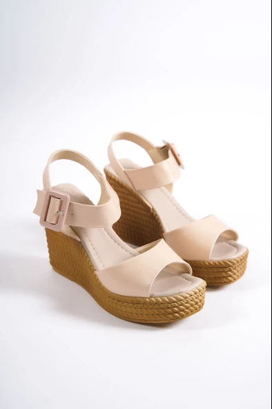 PERLA Tokalı Lastikli Dolgu Topuklu Ortopedik Taban Hasır Görünümlü Kadın Sandalet KT Ten - 4