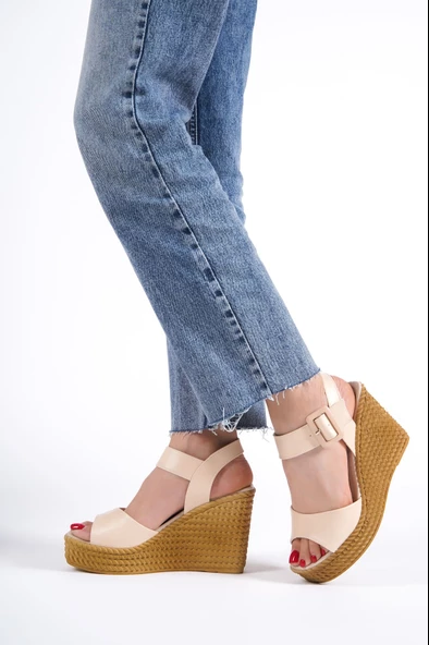 PERLA Tokalı Lastikli Dolgu Topuklu Ortopedik Taban Hasır Görünümlü Kadın Sandalet KT Ten - 2