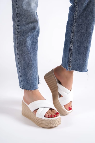 JOYMİX Dolgu Topuklu Ortopedik Taban Hasır Görünümlü Kadın Terlik KT Beyaz ürün görseli 1