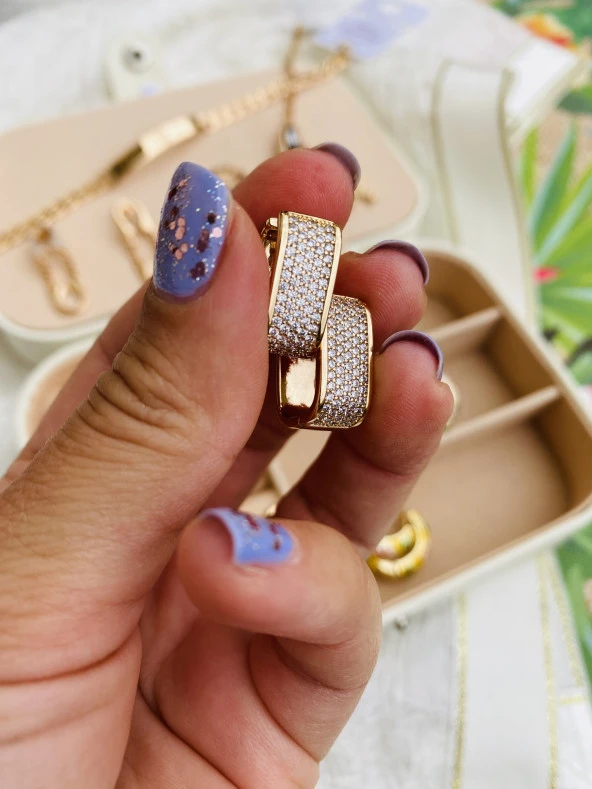 Zirkon Taş Kaplı Köşeli Halka Küpe