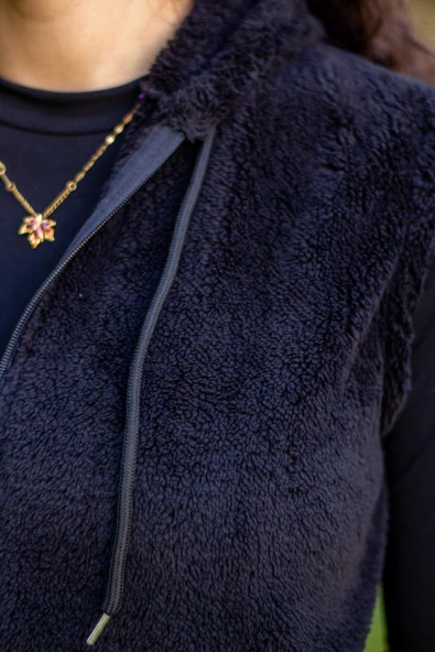 Kadın Siyah Peluş Yumoş Fermuarlı Kapüşonlu Yelek 22KYLKPELO - 4