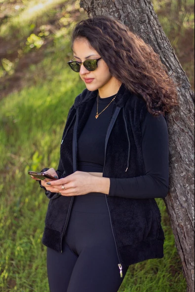 Kadın Siyah Peluş Yumoş Fermuarlı Kapüşonlu Yelek 22KYLKPELO - 6