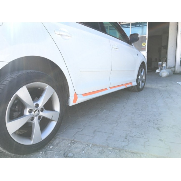 Skoda Rapid Yan Marşpiyel Takımı - Plastik - Parlak Siyah