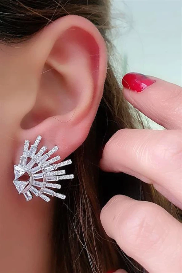 Pırlanta Parlaklığında Zirkon Taşlı 925Ayar Gümüş Lüks Küpe ürün görseli