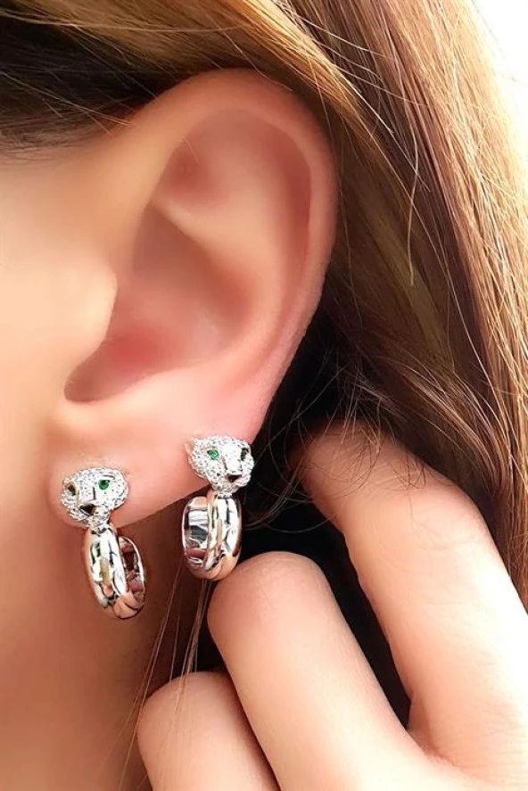 Pırlanta Parlaklığında Zirkon Taşlı 925Ayar Gümüş Üzerine Beyaz Altın Kaplama İtalyan Tasarımı Kaplan Yarım Halka Küpe ürün görseli