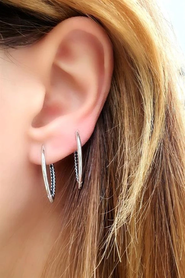 925Ayar Gümüş Oniks Taş Detaylı İtalyan Özel Tasarım Mekik Halka Küpe ürün görseli