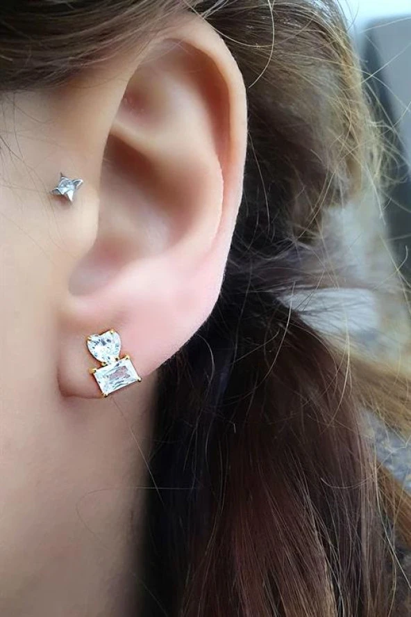 Pırlanta Parlaklığında Zirkon Taşlı 925Ayar Gümüş Üzerine Altın Kaplama Tasarım Kalp Baget Küpe ürün görseli