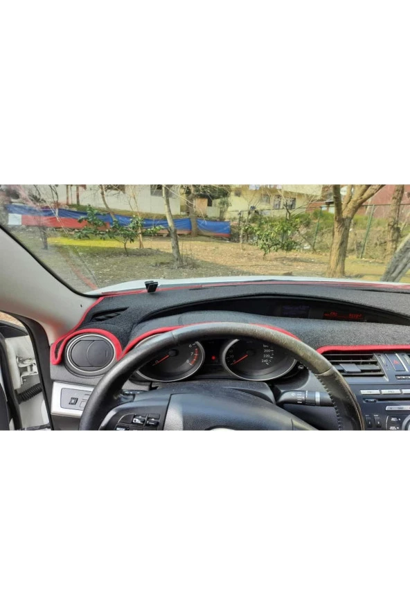 Mazda 3 2009-2013 Modelleri Için Uygun Torpido Koruma Halısı Siyah Kenar Renk Kırmızı - Resim 3