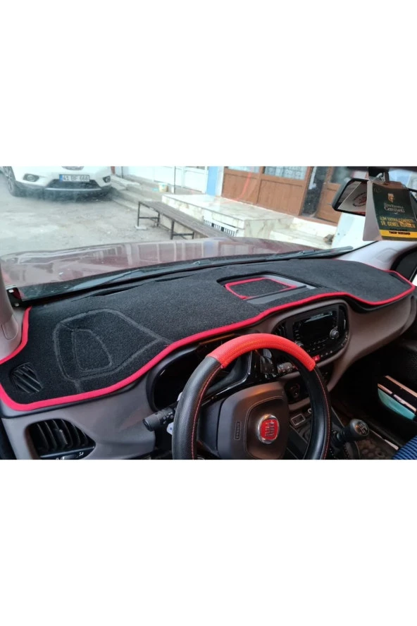 Fiat Doblo 2015-2020 Modelleri Için Uygun Torpido Koruma Halısı Siyah Kenar Renk Kırmızı