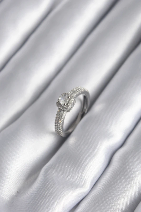 Pirinç Gümüş Renk Zirkon Taşlı Kadın Yüzük ürün görseli