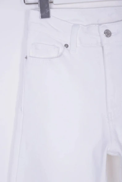 Geniş Paçalı ve Yüksek Belli Paçaları Dikişsiz Detaylı Esnek Mom Fit Kadın Kot Pantolon Beyaz Denim - 6