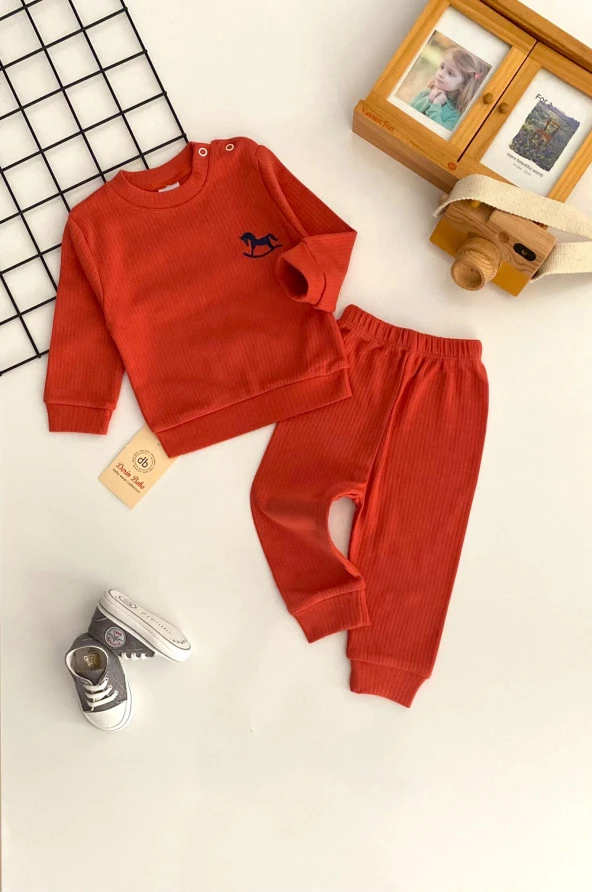 Neşeli Bebekler Nakışlı Desen Raporlu İki İplik Kumaş Takım Kiremit ürün görseli 1