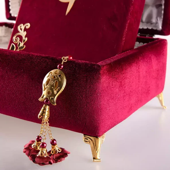 Çizgili Kutu Çeyizlik, Şal + Seccade + Tesbih + Kuran Hediye Seti (Orta B. Kadife, Bordo, Elif-Vav) - Resim 5