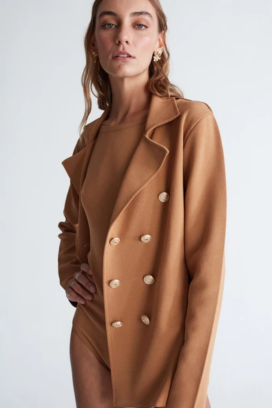 Styleboom X Peraluna KATHERINE BLAZER Çelik Örgü Klasik Kesim Düğmeli Blazer Kadın Triko Ceket - Camel - Resim 4