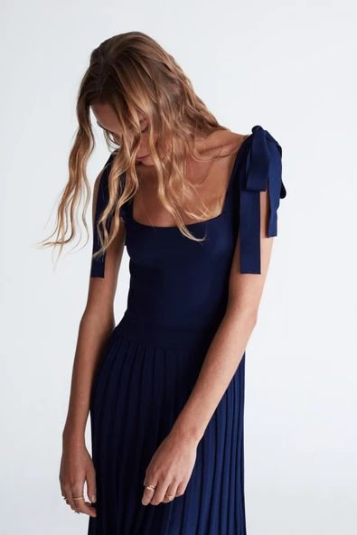 Styleboom X Peraluna KELLY DRESS Askılı Bağlama Detaylı Rahat Kesim Midi Boy Yazlık Kadın Triko Elbise - Lacivert - Resim 8