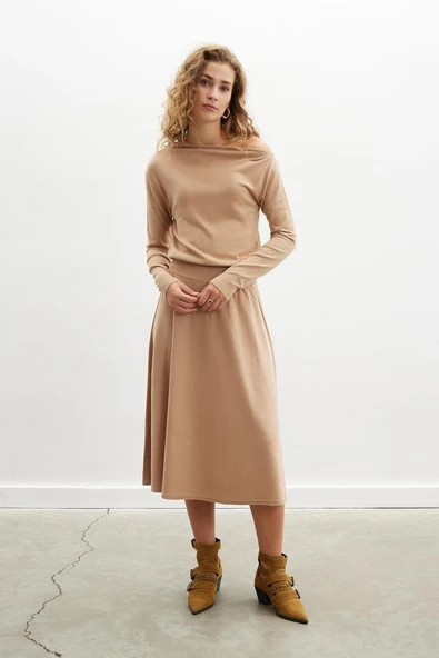 Styleboom X Peraluna MAYFAIR DRESS Yaka Büzgü Detaylı Tek Omuz Açık Kadın Triko Elbise - Camel - Resim 4