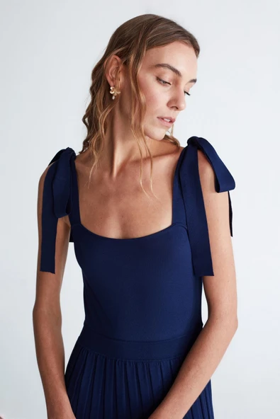 Styleboom X Peraluna KELLY DRESS Askılı Bağlama Detaylı Rahat Kesim Midi Boy Yazlık Kadın Triko Elbise - Lacivert - Resim 5