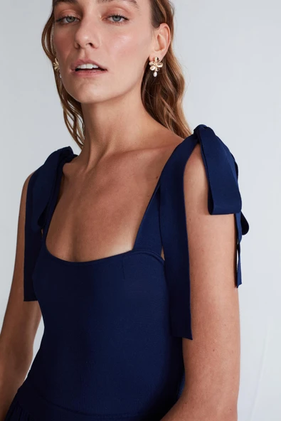 Styleboom X Peraluna KELLY DRESS Askılı Bağlama Detaylı Rahat Kesim Midi Boy Yazlık Kadın Triko Elbise - Lacivert - Resim 6