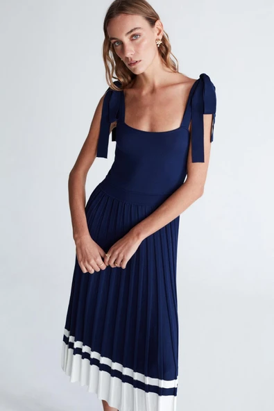 Styleboom X Peraluna KELLY DRESS Askılı Bağlama Detaylı Rahat Kesim Midi Boy Yazlık Kadın Triko Elbise - Lacivert - Resim 4