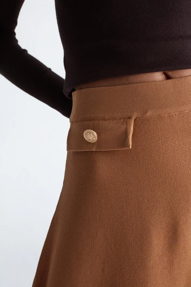 Styleboom X Peraluna VIVIEN SKIRT Düğme Detaylı Diz Altı Kloş Kadın Triko Etek - Camel - Resim 6