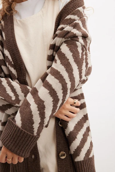 Peraluna ZEBRA CARDIGAN V Yaka Zebra Desen Organik Pamuk-Yün Karışım Geniş Kesim Kadın Triko Hırka - Kahve - 4