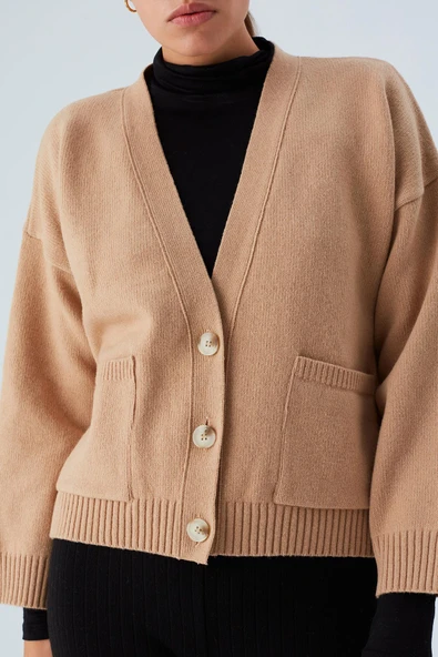 Peraluna CAROL CARDIGAN Cepli Düğmeli Rahat Kesim Crop Kadın Triko Hırka - Bej - Resim 3