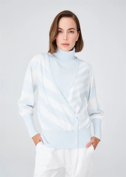 Peraluna Derin Yaka Dökümlü Kolları Büzgülü Kadın Triko Kazak - Mavi/Ekru - Resim 5