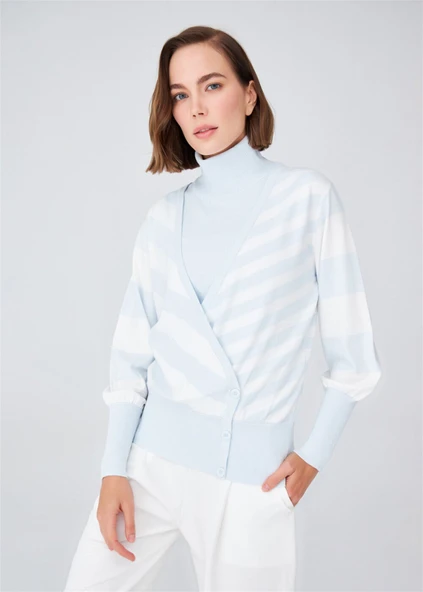 Peraluna Derin Yaka Dökümlü Kolları Büzgülü Kadın Triko Kazak - Mavi/Ekru - Resim 2