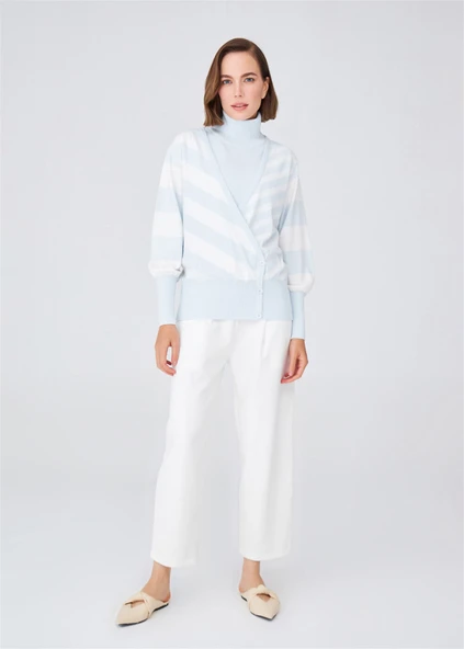 Peraluna Derin Yaka Dökümlü Kolları Büzgülü Kadın Triko Kazak - Mavi/Ekru ürün görseli 1